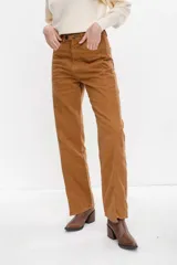 Jean tiro alto color camel, de corte semi-oxford con doble botón en la pretina y tajo delantero en el ruedo.