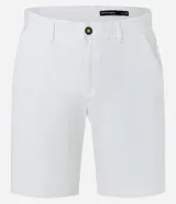 Bermuda masculina de sarga color rosa, corte slim, con bolsillos laterales y cierre con botón y cremallera.