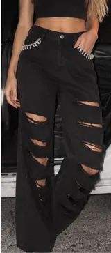 Pantalón jean negro de corte recto semi ancho, con roturas horizontales en ambas piernas y apliques de pedrería brillante en los bolsillos delanteros.