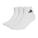 Pack de tres pares de medias soquetes deportivas Adidas de color blanco, con el logo de la marca en negro en el lateral del tobillo y plantilla con amortiguación.