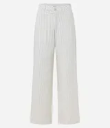 Pantalón wide leg de sarga color crudo con finas rayas verticales. Tiene cintura media con trabillas, bolsillos laterales y traseros.