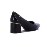 Zapato de tacón bajo Ramarim, color negro charol, con punta fina y detalle dorado en el tacón.