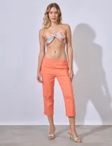 Pantalón capri color beige, de gabardina elastizada, con pretina ancha elastizada y bolsillos simulados.