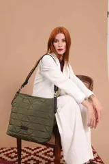 Cartera capitoneada color beige, con diseño geométrico y asa resistente. Amplia y cómoda, ideal para el uso diario.