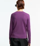 Cardigan de punto color lila con cuello redondo, abotonado delantero y mangas largas.