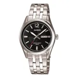 Reloj analógico Casio con caja de acero inoxidable de 30 mm y esfera negra. Cuenta con malla de acero plateado, movimiento de cuarzo, calendario con día y fecha, y resistencia al agua de 50 metros.