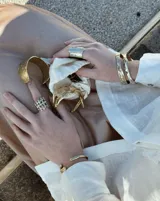 Esclava rígida de diseño artesanal con textura irregular y acabado metálico, ideal para uso diario.