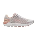 Championes de running Under Armour modelo Charged Rogue 2.5, color negro con suela blanca. Presentan un diseño de malla transpirable, logo de la marca en el lateral y refuerzo en el talón para mayor estabilidad.