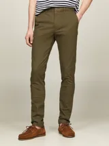 Pantalón chino verde oliva de corte slim y pierna recta, confeccionado en sarga de algodón elástico.