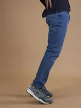 Jean de calce slim fit, color azul medio.