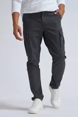 Pantalón cargo gris oscuro de corte slim, con bolsillos laterales con fuelle y solapa con botón a presión.