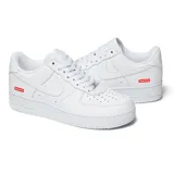 Zapatillas Nike Air Force 1 Low Supreme blancas de cuero, con logo de Nike en los laterales y logo de Supreme en el talón.