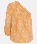 Blusa color durazno con estampado floral blanco, con un solo hombro y manga larga abullonada.