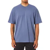 Remera de algodón de corte holgado con cuello redondo y mangas cortas, en color azul.
