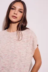 Chaleco de punto color crema con detalles en rosa y celeste, de corte holgado y mangas cortas.