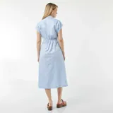 Vestido camisero de maternidad midi, color azul claro con rayas verticales blancas. Presenta cuello camisero, botones frontales, mangas cortas y un lazo anudable en la cintura.