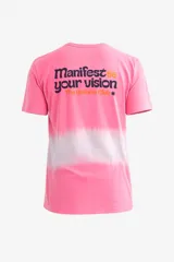 Remera de manga corta con efecto batik en tonos rosado y blanco. Presenta un estampado en la espalda con la frase "Manifest your vision" en letras azules y naranjas, y "The Uniform Club" en naranja.