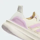 Championes de running Adidas Ultraboost 5, color blanco crema con detalles en lila. Presentan tecnología Light Boost en la mediasuela para mayor retorno de energía, exterior textil con ajuste tipo media y suela de caucho.
