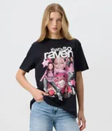 Remera de algodón negra con cuello redondo y manga corta, con estampa frontal temática de Las visiones de Raven y texto en blanco.
