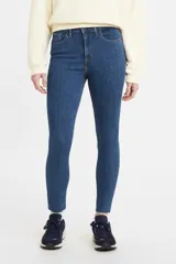 Jeans Levi's modelo 721 High-Rise Skinny de tiro alto, confeccionados en denim stretch con tecnología Hypersoft. Presentan un corte ajustado en cadera y muslos, con pierna skinny y terminación de ruedo desflecado.