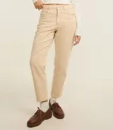 Pantalón mom de sarga color beige, con cintura alta, trabillas, bolsillos delanteros y traseros, cierre con botón y cremallera.