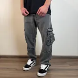 Jean cargo de corte baggy en color gris lavado, con múltiples bolsillos laterales con solapa y costuras reforzadas en las rodillas.