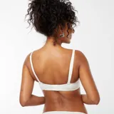 Sujetador blanco de microfibra con aro y breteles regulables.