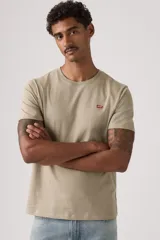 Remera de algodón de corte estándar y cuello redondo, color caqui, con pequeño logo de la marca bordado en el pecho.