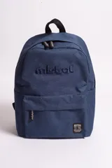 Mochila azul con logo bordado, bolsillos externos y bolsillo escondido al dorso con cierre.