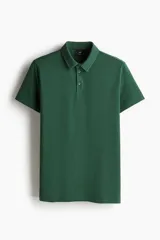 Remera polo verde oscuro de punto de algodón liviano, con cuello, tapeta de dos botones y bajo recto. De manga corta y corte ajustado.