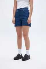 Short de jean azul oscuro, tiro alto, con bolsillos delanteros y traseros.