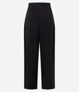 Pantalón de sastrería negro de cintura alta, con pinzas frontales y diseño fluido de perneras anchas.