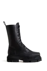 Borcegos de cuero negro con caña media, cordones y suela track.