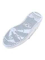Championes Under Armour de estilo urbano, color blanco con detalles en celeste claro. Presentan una parte superior de cuero sintético, cierre con cordones y suela de goma estable.