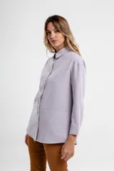 Camisa magenta de corte holgado con cuello clásico y cierre frontal con botones.