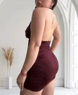 Minivestido de fiesta color bordó con brillos, escote halter con drapeado y espalda descubierta.