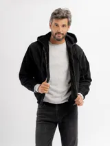 Campera liviana con capucha, confeccionada en una mezcla de poliéster y algodón. Presenta cierre frontal metálico, bolsillos tipo canguro, puños elásticos y ajuste elástico en el bajo.