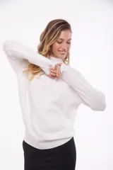 Sweater de punto color verde azulado, con cuello alto y mangas largas.