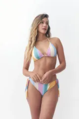 Bombacha de bikini con diseño de rayas verticales multicolor y tiras laterales ajustables.