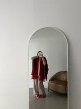 Ruana negra de tejido liviano con terminación de flecos en el ruedo y mangas amplias.