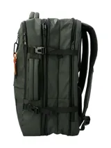Mochila maletín de diseño versátil en color verde oscuro, confeccionada en poliéster reciclado repelente al agua. Cuenta con tres compartimentos principales con cierre, espacio interior para laptop de 15 pulgadas, múltiples bolsillos frontales con cierre, asa lateral para uso como maletín, correas ajustables y panel trasero acolchado.