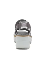Sandalia de plataforma con capellada de cuero sintético en tono gris metalizado, diseño de aberturas laterales y talón descubierto con tira ajustable. Cuenta con una suela de goma dentada en color blanco y entresuela de EVA.