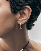 Aros de plata de ley bañados en oro de 18k, diseño minimalista y elegante de argolla pequeña y curva.
