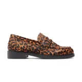 Mocasines de mujer con diseño clásico, confeccionados en cuero con textura de pelo y estampado animal print de leopardo. Presentan una suela plana de goma negra y detalle de antifaz en el empeine.
