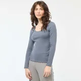 Camiseta de pijama gris de canalé con escote cuadrado y mangas largas.