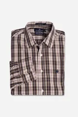 Camisa de manga larga Brooksfield con corte slim fit, confeccionada en tejido de algodón con spandex. Presenta un diseño de cuadros en tonos azul marino, blanco y líneas rojas, con cierre frontal de botones y logo bordado en el pecho.