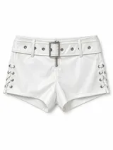 Short negro de cuero sintético con cierre frontal metálico, cinturón integrado con ojalillos y detalles de cordones cruzados en los laterales.