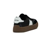 Zapatilla urbana de hombre, estilo deportivo, color negro con detalles en blanco y suela gruesa color caramelo. Presenta cordones negros y una etiqueta lateral con la palabra "COUNTRY".