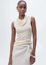 Musculosa color crema de tejido de punto fino con cuello drapeado y diseño entallado.