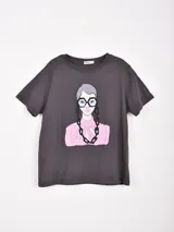 Remera negra de manga corta con cuello redondo y estampado frontal en gris que dice "NEVADA CARSON CITY USA" y el número "35".